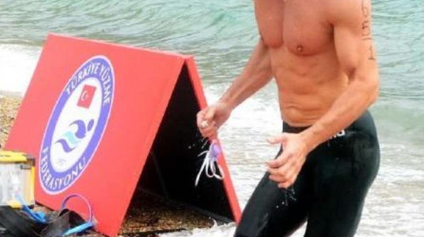 Bodrum'da D&uuml;zenlenen 'dolunayda Y&uuml;zme Yarışı'na Eski Milli Y&uuml;z&uuml;c&uuml; Ve Işadamı Sadettin Saran Da Katıldı