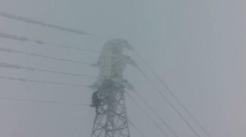 Enerji Timleri 25 Metre Y&uuml;kseklikte Enerji Hattında Buz Kırıyor