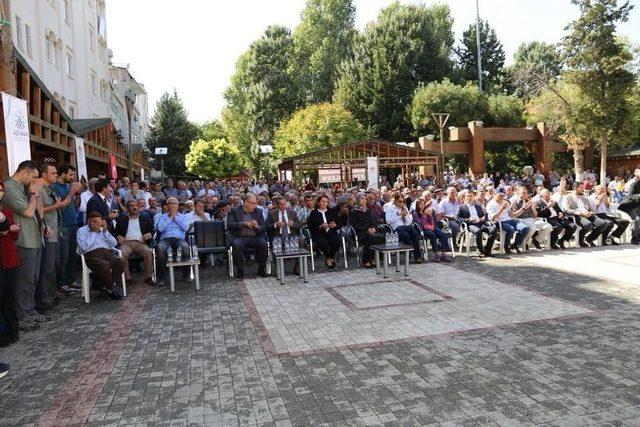 Adıyaman Belediyesi 2 Bin 500 Kişiye Aşure Dağıttı