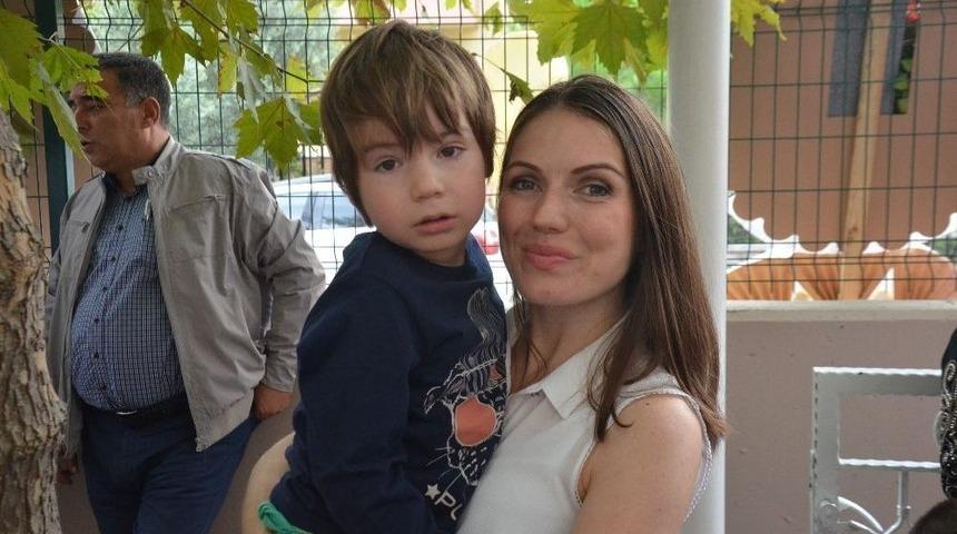 Bozbey Kızının Okulunu A&ccedil;tı