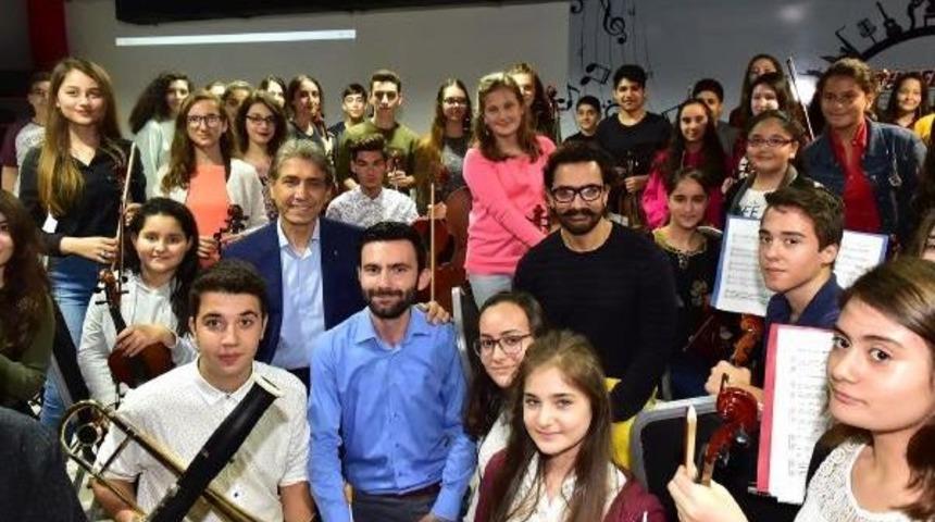 Aamir Khan Sulukule Orkestrası'na Şeflik Yaptı
