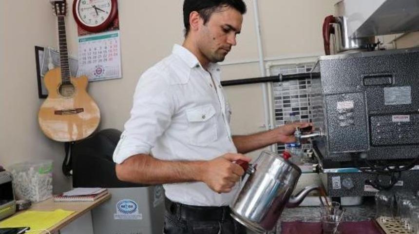 G&uuml;nd&uuml;z &Ccedil;aycı, Gece Şarkıcı