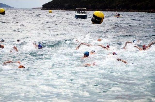 Bodrum da D&uuml;zenlenen  dolunayda Y&uuml;zme Yarışı na Eski Milli Y&uuml;z&uuml;c&uuml; Ve Işadamı Sadettin Saran Da Katıldı 2