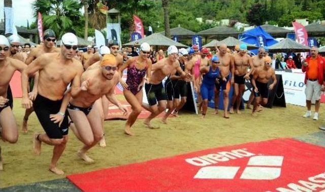 Bodrum da D&uuml;zenlenen  dolunayda Y&uuml;zme Yarışı na Eski Milli Y&uuml;z&uuml;c&uuml; Ve Işadamı Sadettin Saran Da Katıldı 3