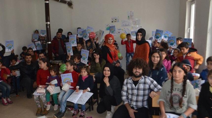 &Uuml;niversite &Ouml;ğrencilerinden Ezidi &Ccedil;ocuklara Hediyeler Dağıtıldı