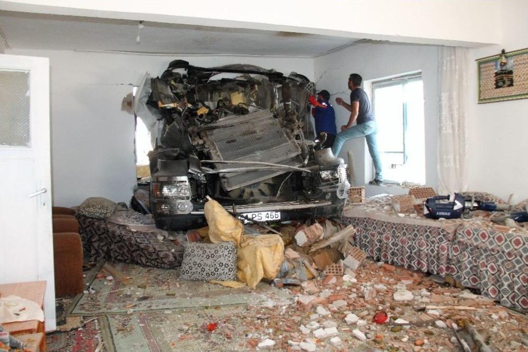 Tır Eve Girdi, 10 Dakika İle Faciadan D&ouml;n&uuml;ld&uuml;