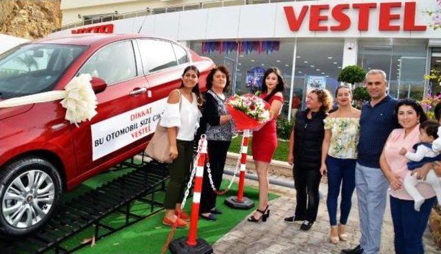 Alışveriş Yapıp &Ccedil;ekilişe Katıldı, Son Model Otomobil Kazandı 1