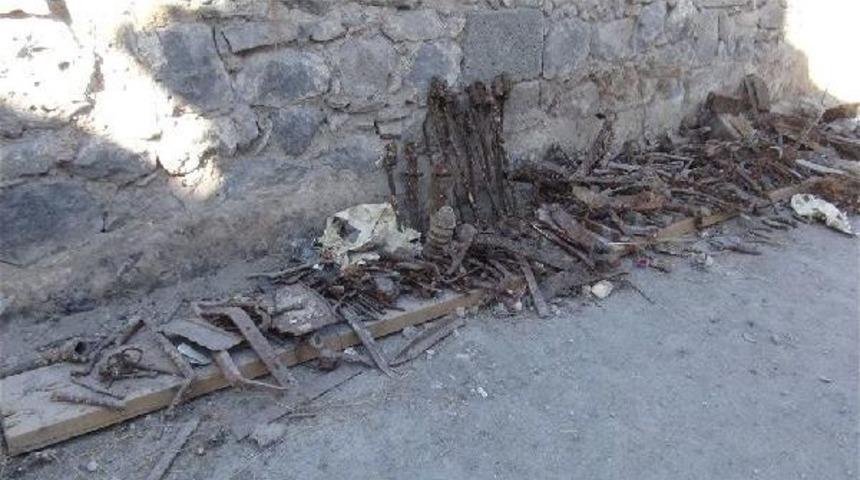 Kars&rsquo;Ta Beylerbeyi Sarayı&rsquo;Ndan Top Mermileri &Ccedil;ıktı