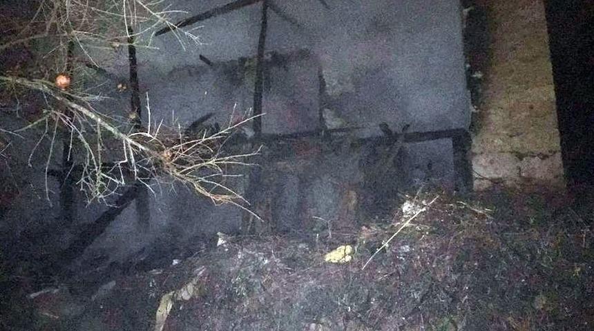 Evi Yanan Yaşlı Adamı Komşuları Kurtardı