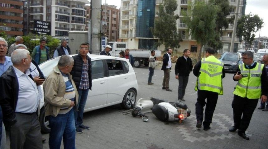 Edremit&rsquo;te Bayan S&uuml;r&uuml;c&uuml;yle &Ccedil;arpışan Otomobil Ka&ccedil;tı