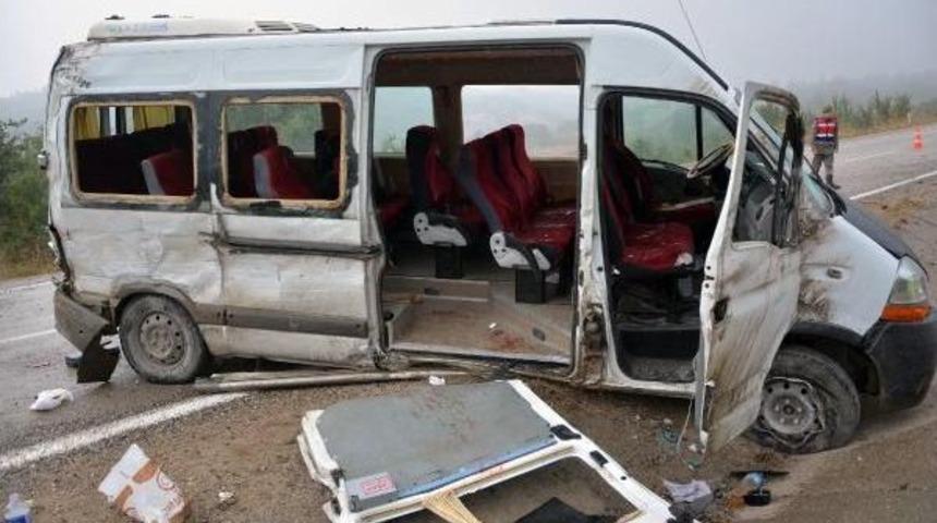 Karab&uuml;k'te Iş&ccedil;i Servisi Devrildi: 16 Yaralı