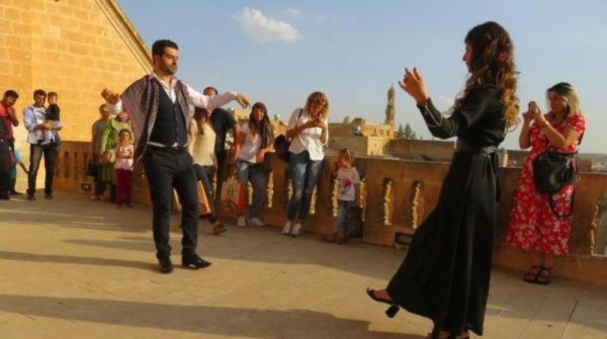 Midyat’A Gelen Turistler Için Reyhani Oyunu Ekibi Kuruldu