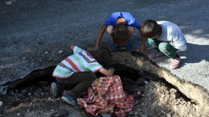 Yolda Oluşan &Ccedil;ukur Tehlike Sa&ccedil;ıyor