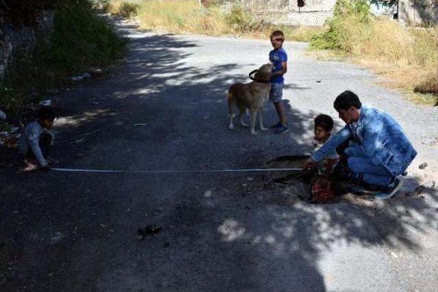 Yolda Oluşan Çukur Tehlike Saçıyor