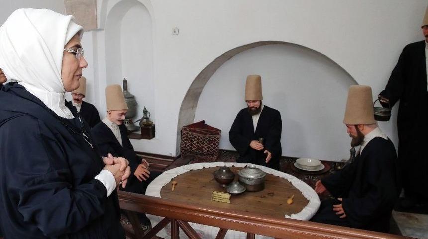 Emine Erdoğan, Afyonkarahisar&rsquo;daki Tarihi Cami Ve M&uuml;zeyi Ziyaret Etti