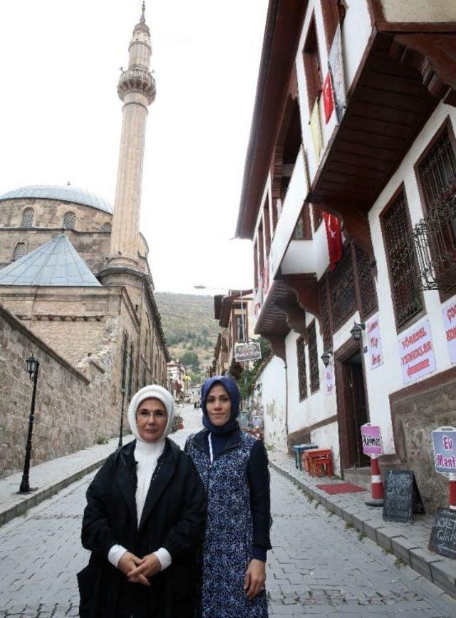 Emine Erdoğan, Afyonkarahisar’daki Tarihi Cami Ve Müzeyi Ziyaret Etti