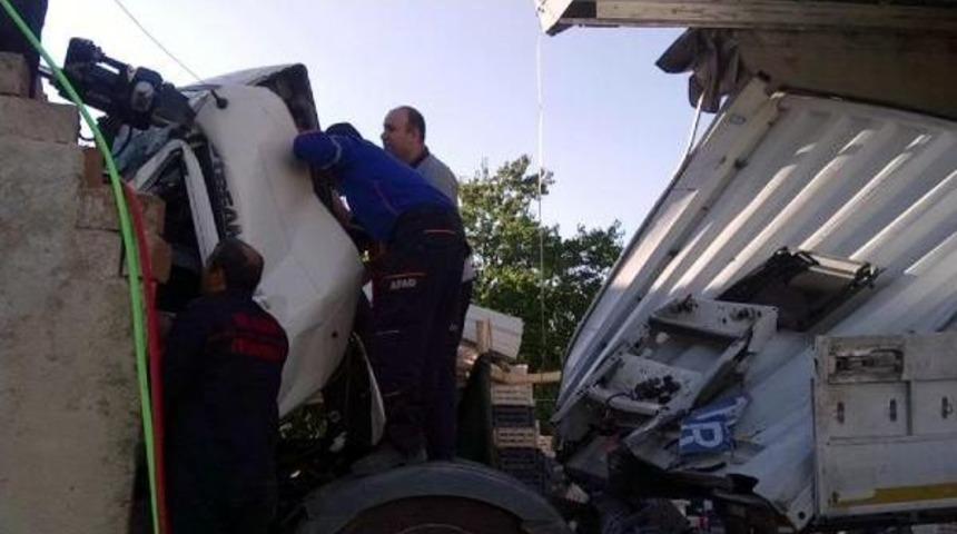 Kontrolden &Ccedil;ıkan Tır, Eve &Ccedil;arptı: 1 Yaralı