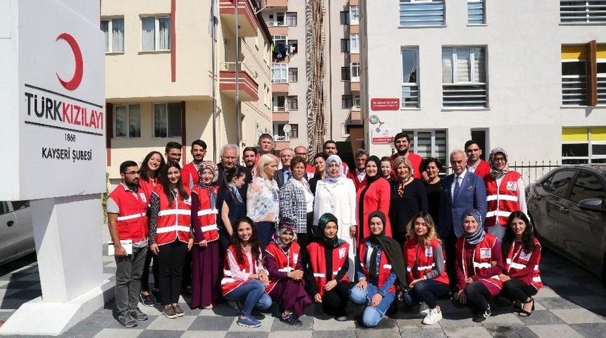 Ayşe Kam&ccedil;ı&rsquo;dan T&uuml;rk Kızılayı Kayseri Şubesine Ziyaret