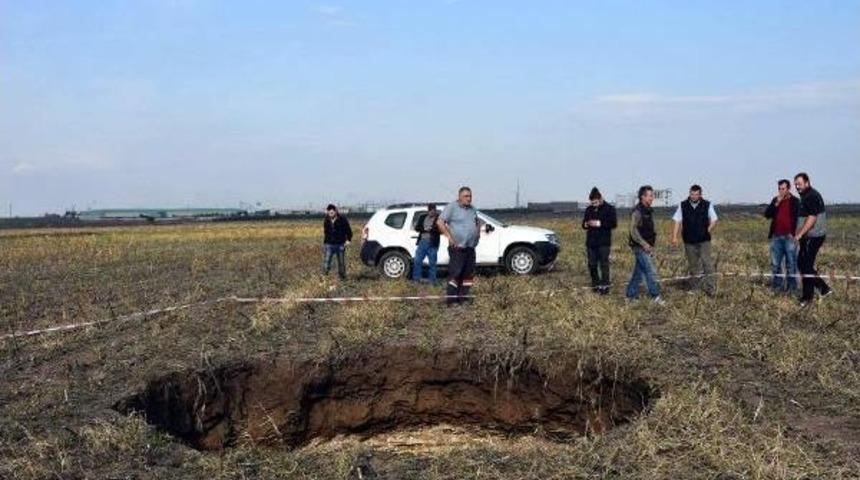 Tarlada Dev Obruk Oluştu