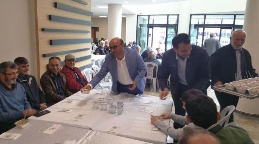 Altınova&rsquo;da Vatandaşlara Aşure Dağıtıldı