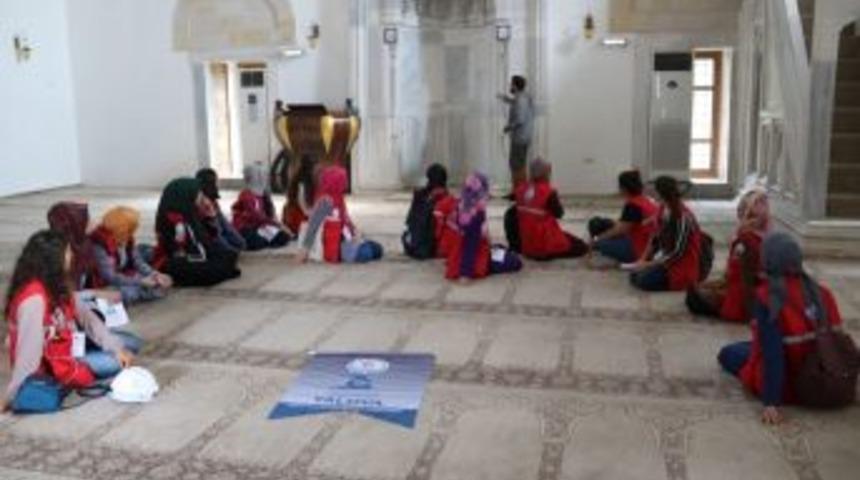 Yardımsever Gen&ccedil;ler, G&ouml;n&uuml;lleri Fethetti