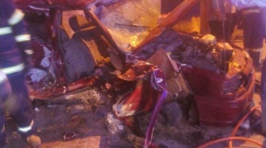 Servis Minib&uuml;s&uuml; İle Otomobil &Ccedil;arpıştı: 5 Yaralı