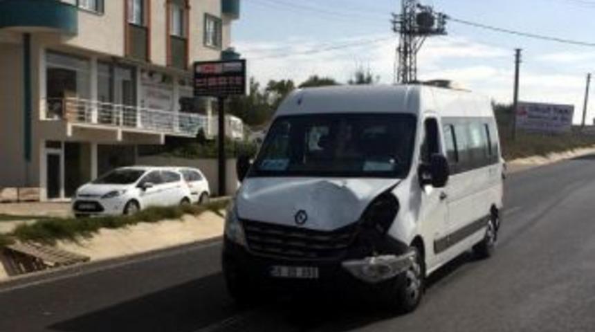 Minib&uuml;s&uuml;n &Ccedil;arptığı Yaya &Ouml;ld&uuml;