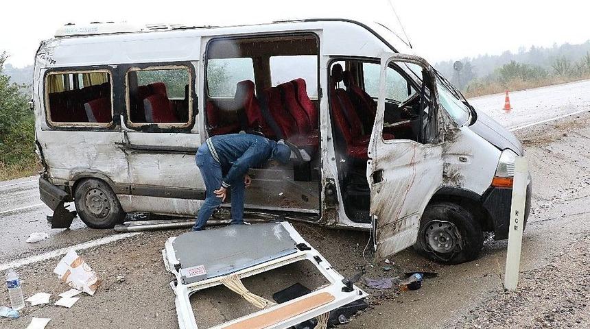 İş&ccedil;ileri Taşıyan Minib&uuml;s Devrildi: 16 Yaralı