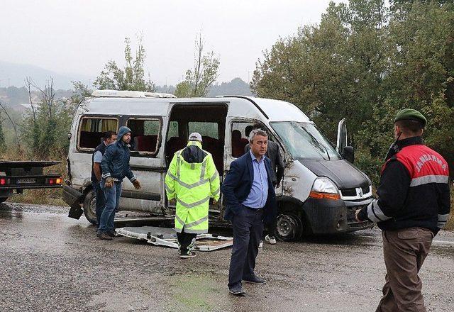 İşçileri Taşıyan Minibüs Devrildi: 16 Yaralı