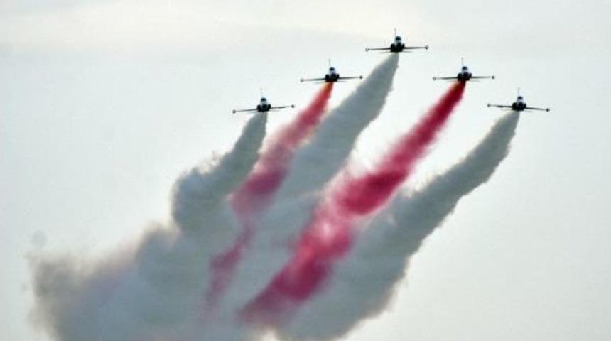 T&uuml;rk Yıldızları Ve Solo T&uuml;rk Nefes Kesti