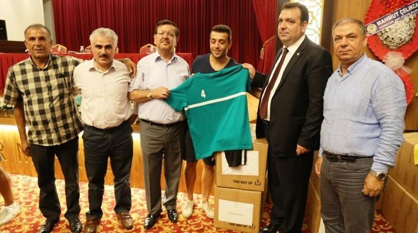 Başkan &Ccedil;elikcan, Amat&ouml;r Spor Kul&uuml;plerini Sevindirdi
