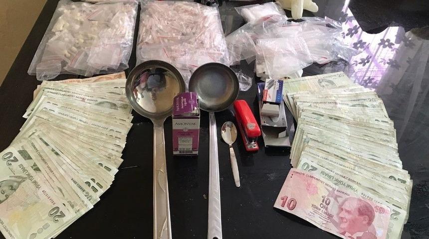 İzmir&rsquo;de Uyuşturucu Operasyonu: 5 Tutuklama