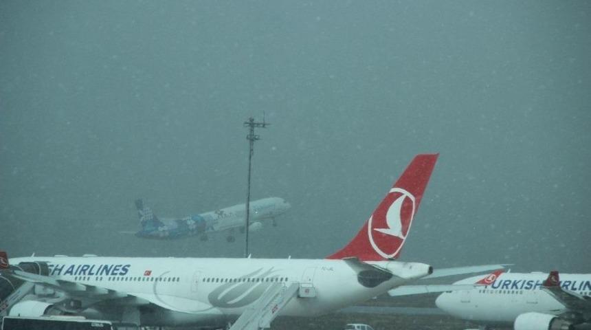 Atat&uuml;rk Havalimanı&rsquo;nda İlgin&ccedil; Kar Manzarası