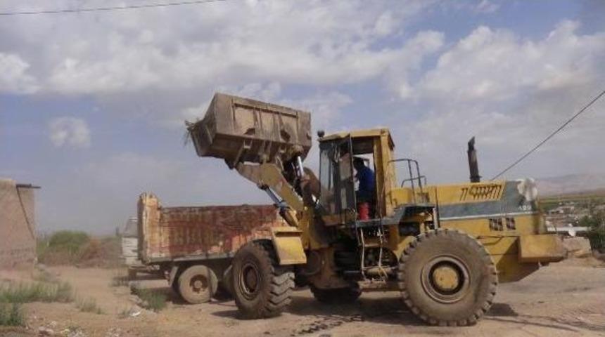 Derik'teki K&ouml;ylerde &Ccedil;&ouml;p Ve G&uuml;bre Temizliği Başladı