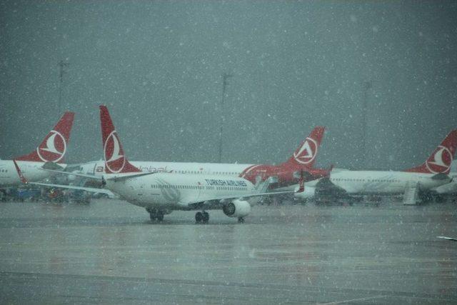 Atat&uuml;rk Havalimanı&rsquo;nda İlgin&ccedil; Kar Manzarası 1