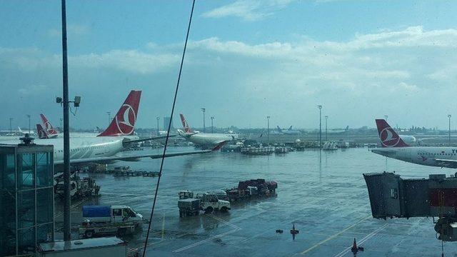 Atat&uuml;rk Havalimanı&rsquo;nda İlgin&ccedil; Kar Manzarası 3