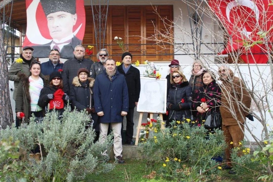 Uğur Mumcu Ayvalık&rsquo;taki Evinin &Ouml;n&uuml;nde Anıldı