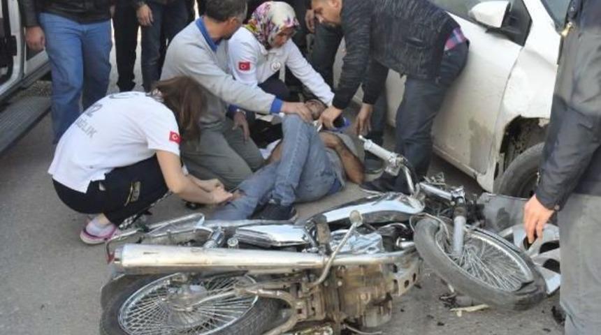 Otomobille &Ccedil;arpışan Motosikletteki 2 Kardeş Yaralandı