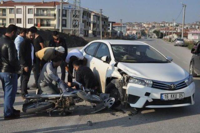 Otomobille Çarpışan Motosikletteki 2 Kardeş Yaralandı