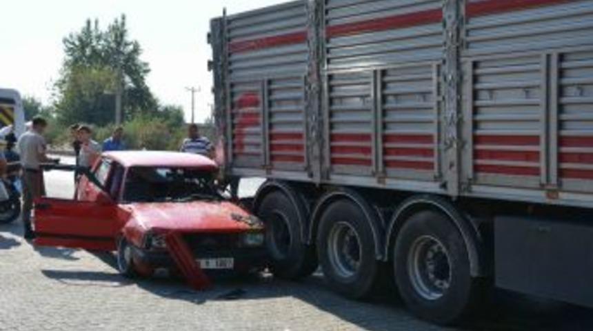 Polisten Ka&ccedil;an S&uuml;r&uuml;c&uuml; Kamyonun Altına Girdi