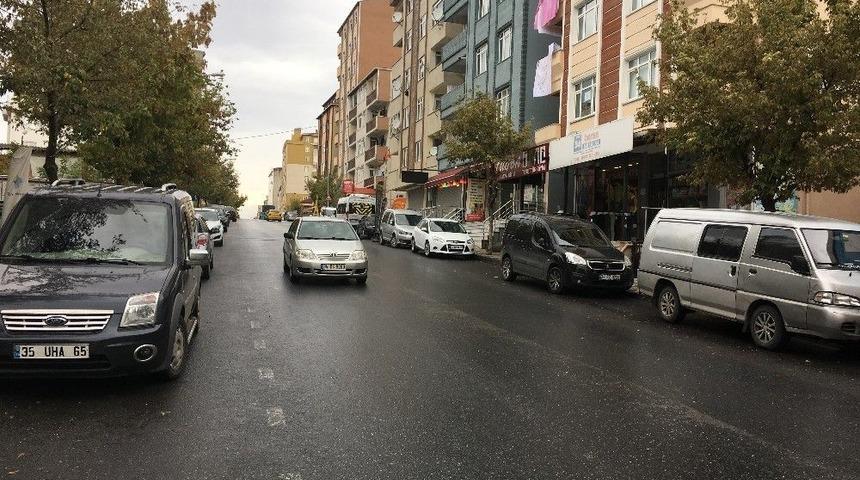 Ataşehir&rsquo;de Kadına &Ouml;nce Omuz Sonra Yumruk Atan Saldırganı Polis Her Yerde Arıyor