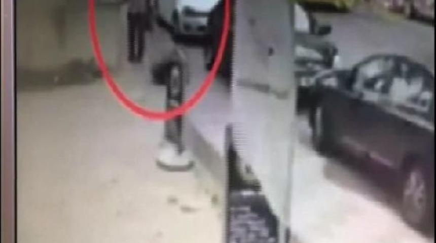 Ataşehir'de Kadına Yumruklu Saldırı G&uuml;venlik Kamerasında