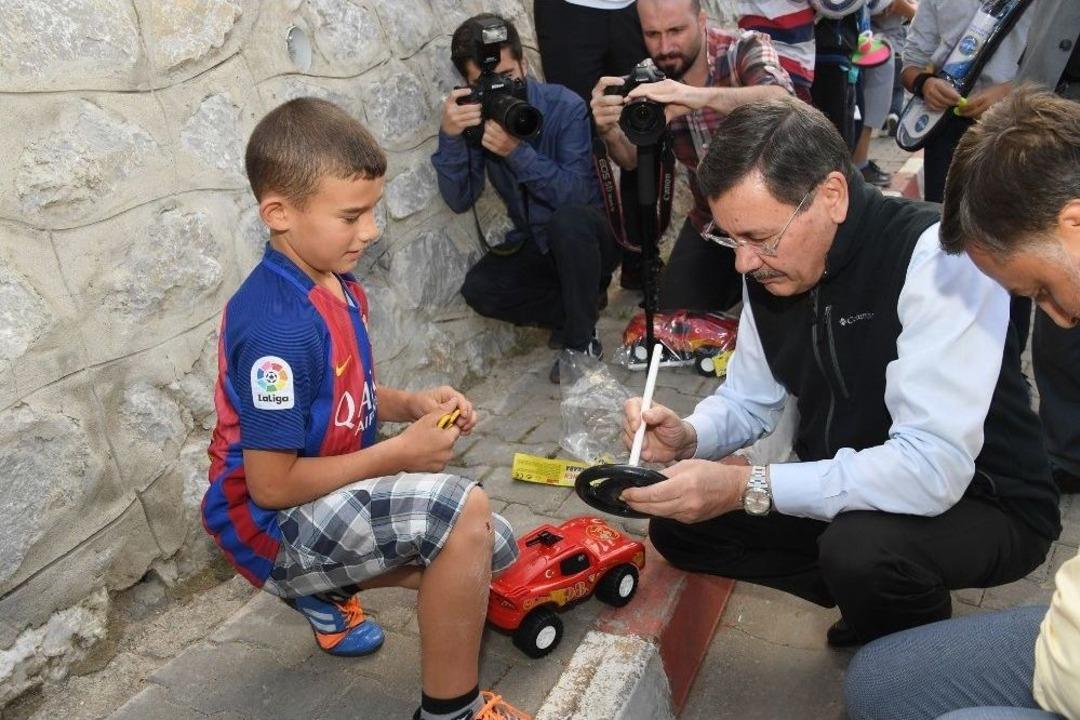 Başkan G&ouml;k&ccedil;ek&rsquo;ten &Ccedil;ocuklara Hediye S&uuml;rprizi