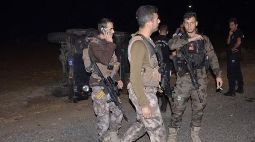 Siverek'te Zırhlı Ara&ccedil; Devrildi: 2 Polis Yaralı