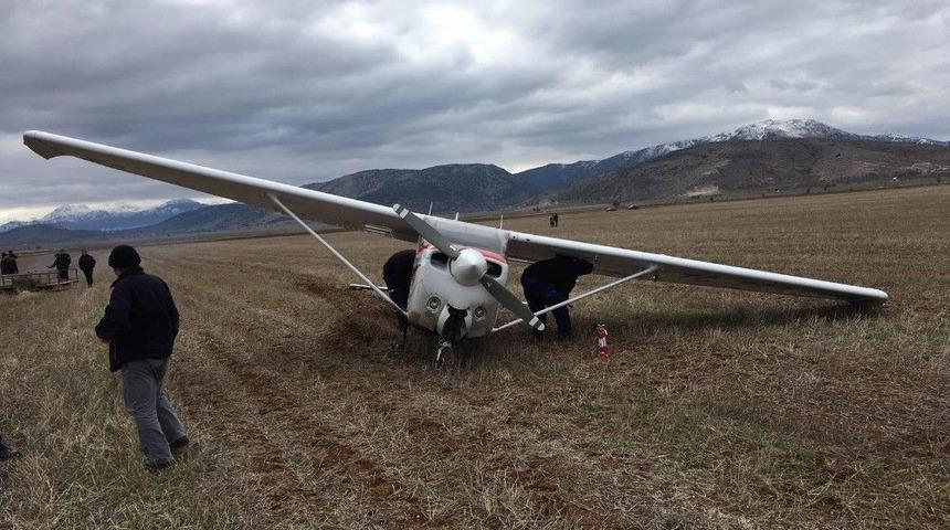 Motoru Arızalanan Eğitim U&ccedil;ağı, Tarlaya Zorunlu İniş Yaptı