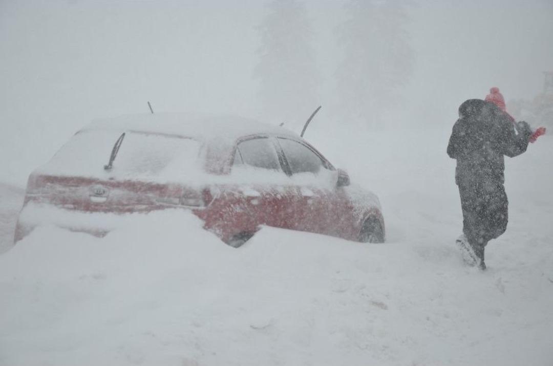 Uludağ&rsquo;da Kar Fırtınası Ve Yoğun Sis