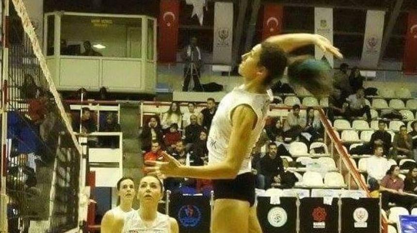 Bayan Voleybolcuların Rakibi, Thy