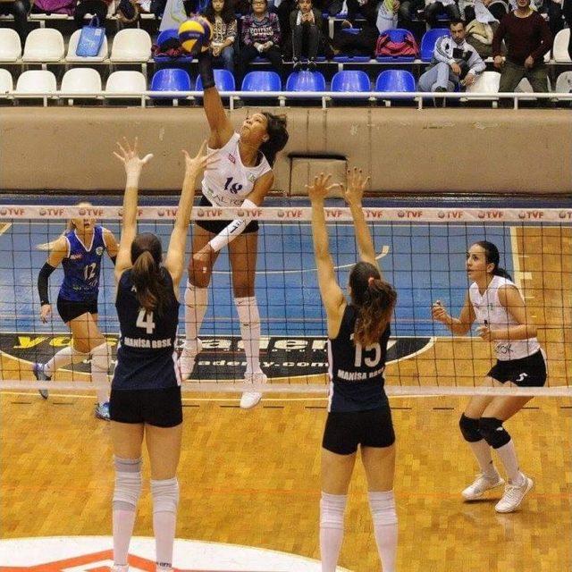 Bayan Voleybolcuların Rakibi, Thy