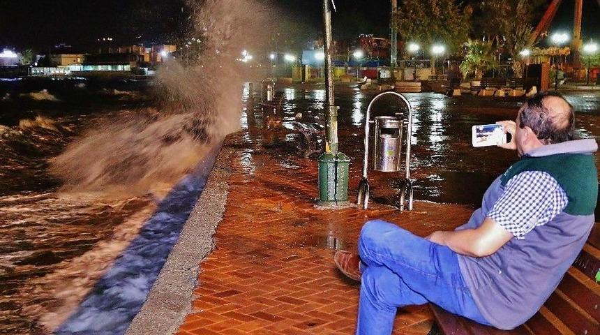 Edremit K&ouml;rfezi&rsquo;nde Şiddetli Lodos