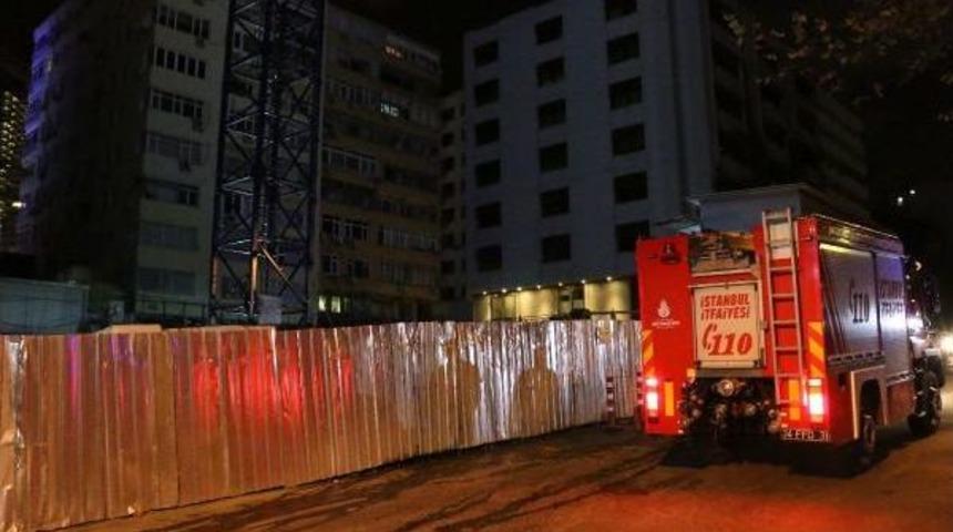 Şişli'de, Inşaat Kolonunun &Uuml;zerine D&uuml;şen Iş&ccedil;inin Bacaklarına Demir Saplandı